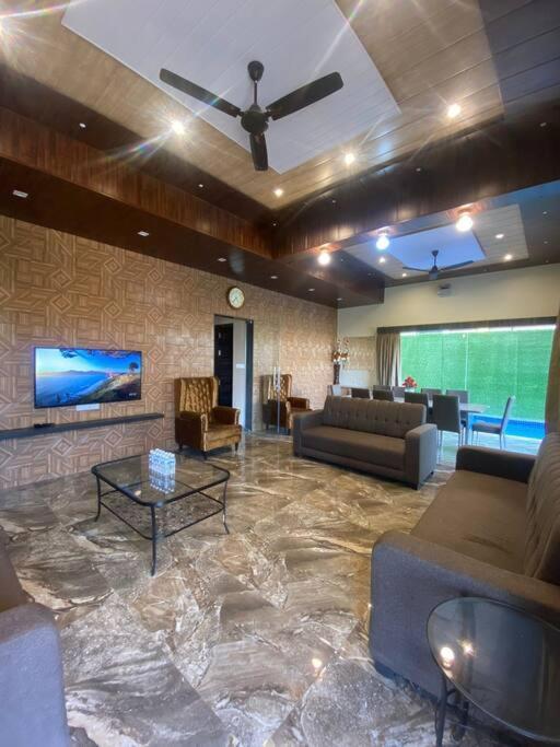 Mount Resorts Lonavala 5 Bhk Luxurious Villa With Private Pool And Full Size Cricket Football Turf Dış mekan fotoğraf
